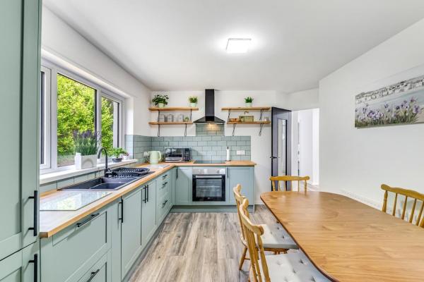 Detached Bungalow, Private Parking In Town Centre - Northern Ireland