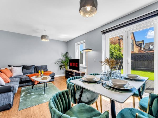 Private Garden Dining And Parking Families & Contractors - Chester