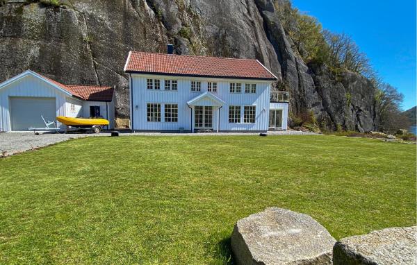 Stunning Home In Lyngdal With Wifi - Spangereid