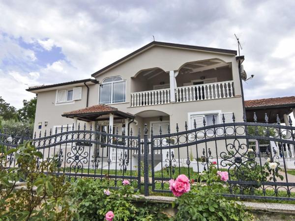 Apartment Klimatisierte Wohnung In Valica Mit Großem Garte By Interhome - Jagodje