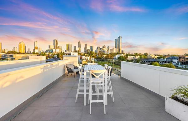 Wanderlust Heated Pool Rooftop Deck - Broadbeach
