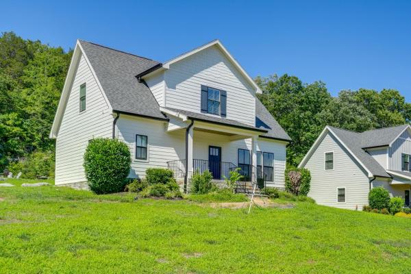 Scenic Mtn Retreat W/ Wooded Backyard + Fire Pit! - Chattanooga, TN