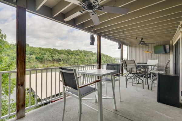 Na foto é possível ver o objeto Tranquil Osage Beach Condo w/ Waterfront Decks! localizado na cidade de Damsel.