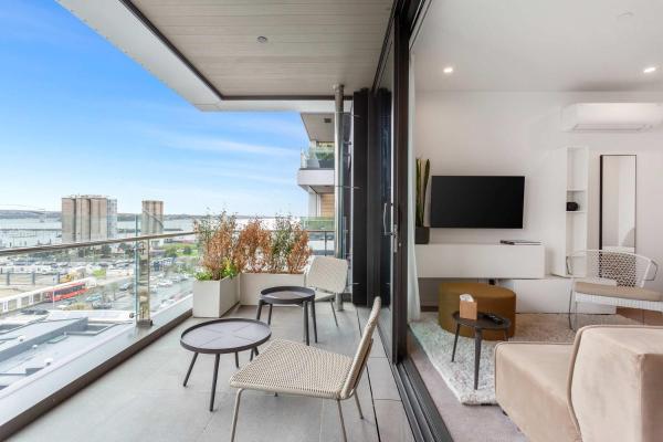 Sleek Modern Studio with Balcony by Zodiak Stays, Auckland