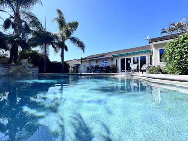 Snazzy 6 Bedroom 3 Bath Pool Home 1/2 Mile Walk To Disney - Garden Grove, CA