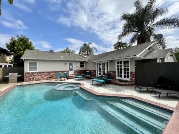 Stunning 5 Bedroom, 3 Bath Home 1/2 Mile Walk To Disney - Anaheim, CA