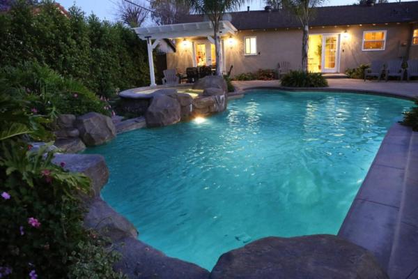 Incredible 5 Bedroom, 4 Bath, Rock Pool & Jacuzzi Home, 1/2 Mile Walk To Disney - Anaheim
