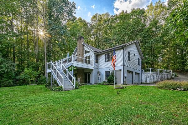 Lakefront Family Home In Gated Community With Swimming Area & Dock - Dogs Ok - Lake Anna, VA
