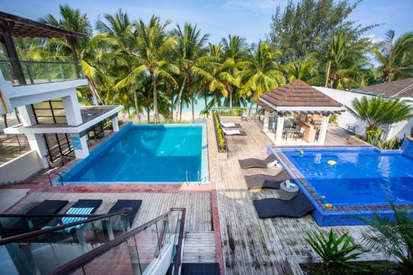 写真にはボラカイ市にあるCrown Regency Beach Resortが写っています。