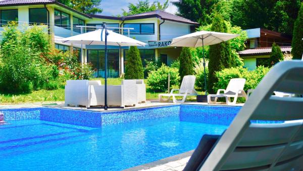 A la foto es mostra l'objecte Rakovica Resort situat a la ciutat de Vlakovo.