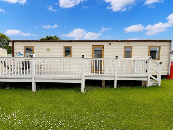 A la foto es mostra l'objecte 8 Berth Caravan With Decking At Sunnydale In Lincolnshire Ref 35087S situat a la ciutat de Saltfleet.
