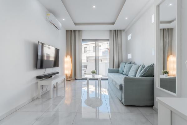Finikoudes Beachside Retreat - Larnaca