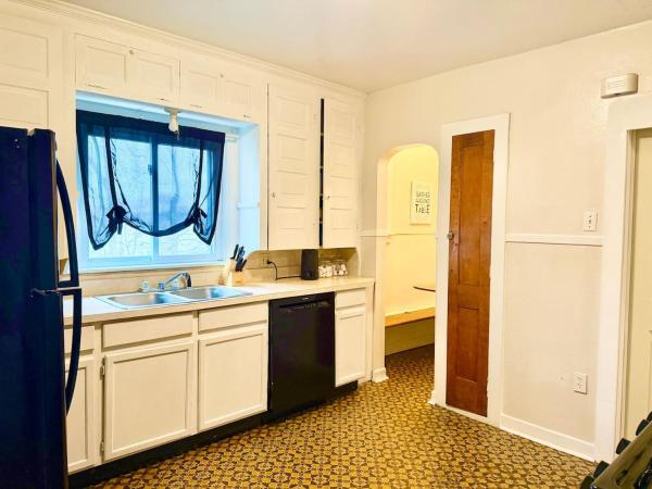Pleasant Queen Bed Near Su And Dome - State of New York