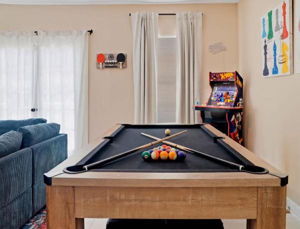 Modern Moroccan Villa W/ Firepit, Bbq + Game Room! - Tampa, FL
