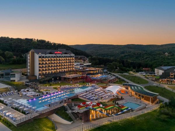 Na fotografii je vidět objekt Movenpick Resort and Spa Fruske Terme nacházející se ve městě Zmajevac.