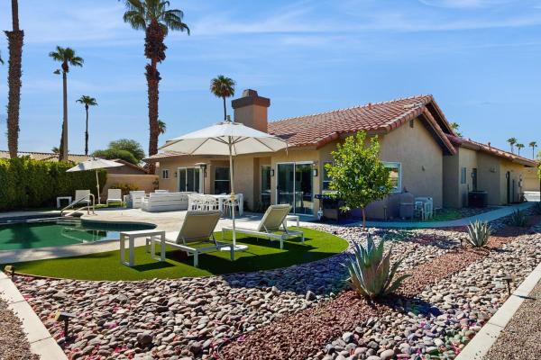 Loufie's Desert Retreat - Palm Desert, CA