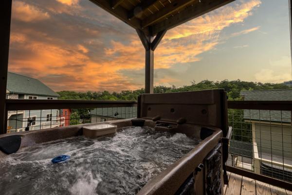 A la foto es mostra l'objecte LOCATION! 3 Minutes to Parkway, Game Room, Hot Tub, Wi-Fi, Views, EZ Roads! situat a la ciutat de Pigeon Forge.