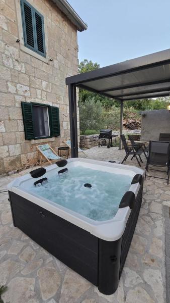 Στη φωτογραφία φαίνεται το αντικείμενο Stone House with Jacuzzi and Billiard Peaceful Nature Retreat near Makarska Riviera που βρίσκεται στην πόλη Svib.