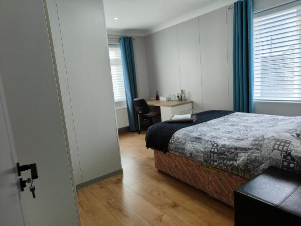 A la foto es mostra l'objecte Modern Ensuite Double Bedroom in Dundrum situat a la ciutat de Dundrum.