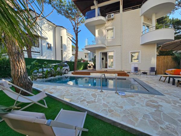 Beachfront Blue Wave Spa Villa With A Private Pool In Qerret, Albania - Albanie
