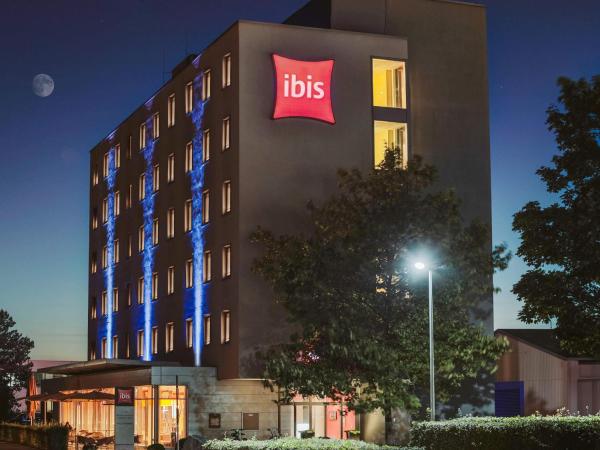 På bilden syns objektet ibis Hotel Friedrichshafen Airport Messe som ligger i staden Gerbertshaus.