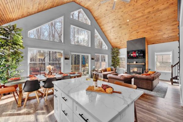Chalet With Hot Tub, Game, Movie Room, Lake And Pool Access - Scranton, PA