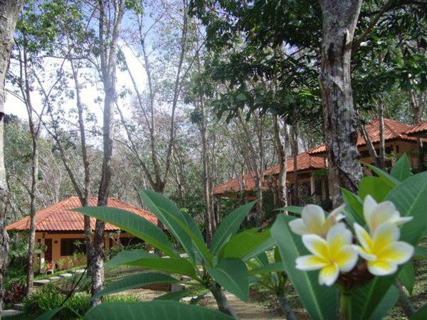 A la foto es mostra l'objecte Koh Mook Rubber Tree Bungalows situat a la ciutat de Ko Mook.