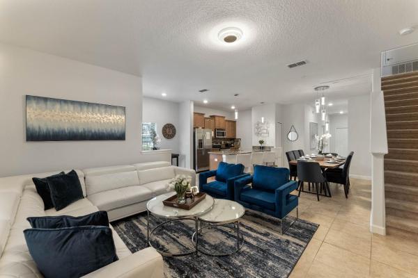 5 Bedrooms 4 Bathrooms Storey Lake 4819 Ct - Orlando