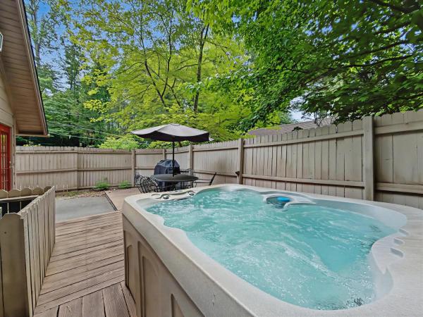 Smokies Cabin Sleeps 6 Hot Tub Fireplace Deck - Tennessee