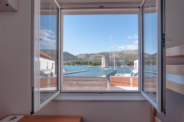 Auf dem Foto ist das Objekt Hostel Marina Trogir in der Stadt Trogir zu sehen.
