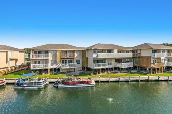 Central Condo With Five Pools Three Hot Tubs Beach Access & Free Golf Access - Destin, FL