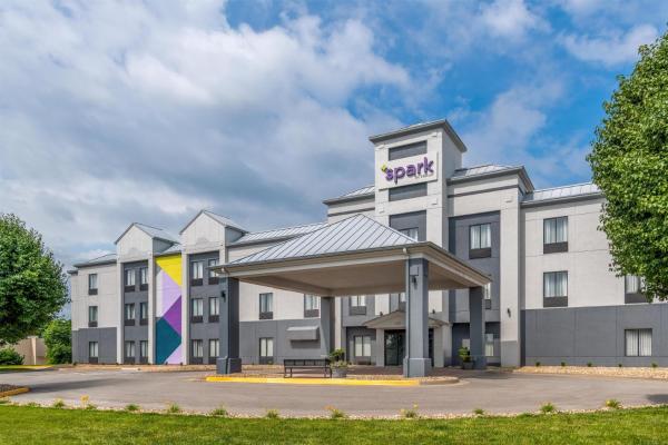 Spark By Hilton Lansing - Kansas