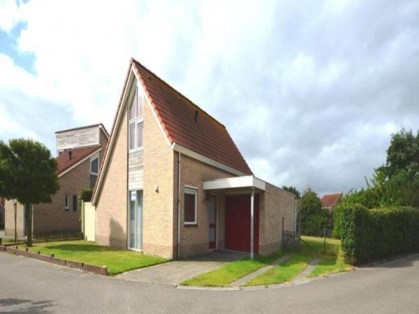 Pleasant Holiday Home With Garden - Groede