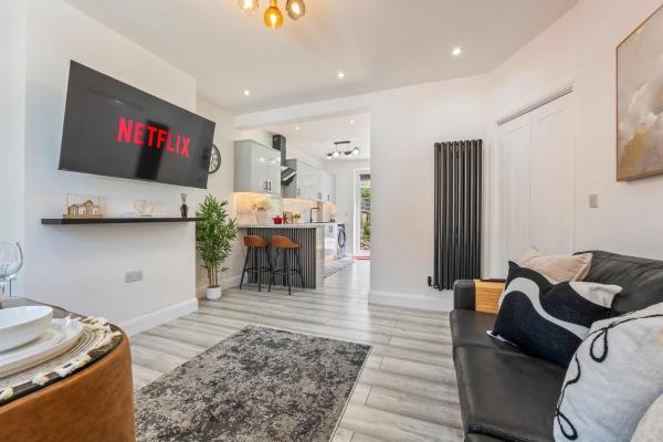 'The Signature Bay House' - A Stunning Luxury 4-bedroom House With Private Garden & Patio - Free Parking - Northampton, UK