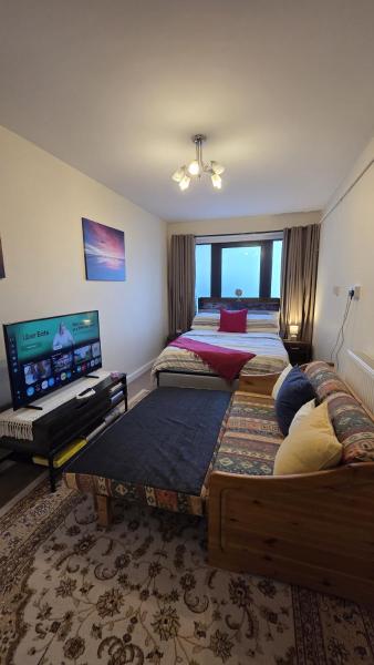 Spacious Smart Room, Swansea Bay Waterfront - Swansea