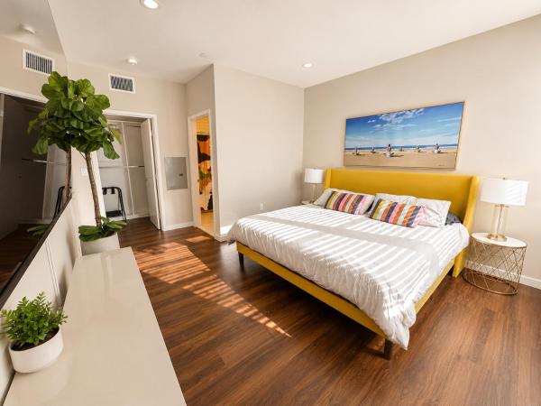 Photo 1 : Spacious, Comfortable, and Central Condo