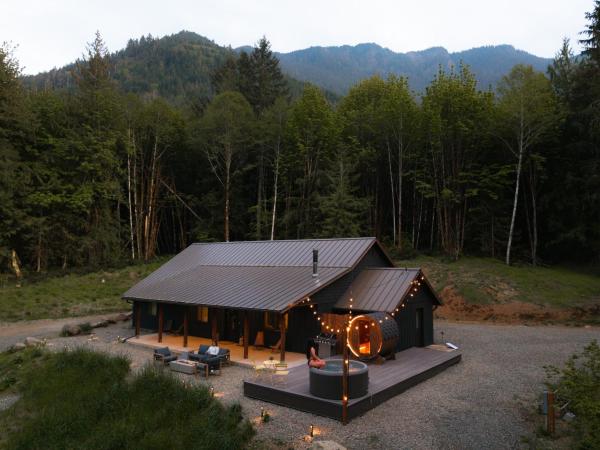 28-acre Olympic Cabin Hot Tub Sauna Private - Port Angeles, WA
