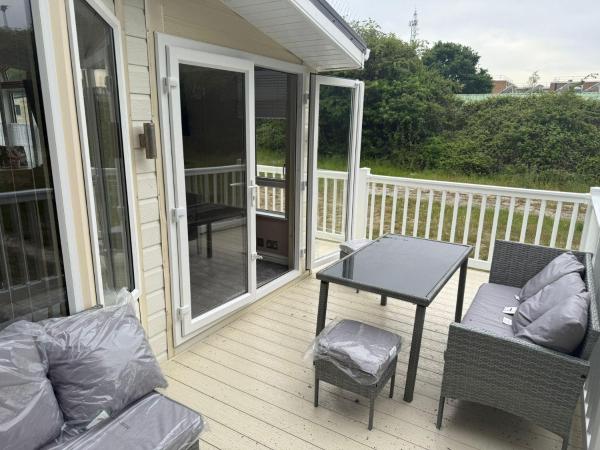 Stylish Caravan With Decking At Valley Farm, Essex Ref 46168v - Clacton-on-Sea