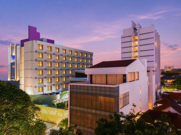 A la foto es mostra l'objecte Mercure Surabaya Grand Mirama situat a la ciutat de Dinojo.