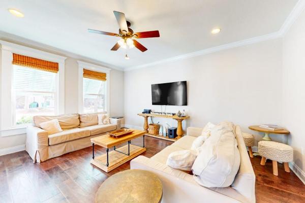 Snowbird-friendly Home In Gated Community With Hot Tub Pool Balcony & Grill - Destin, FL