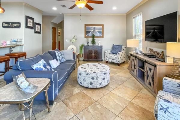 Pet-friendly Home Destin Beach Pool & Hot Tub Near Dining & Shops - Destin, FL