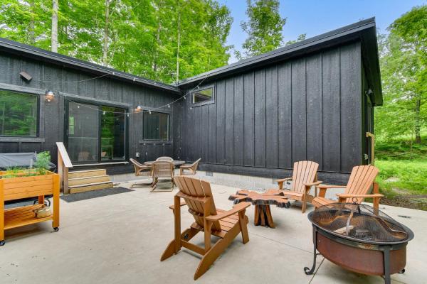 Explore Lakes & Beaches! Creekside Glen Arbor Home - Empire, MI