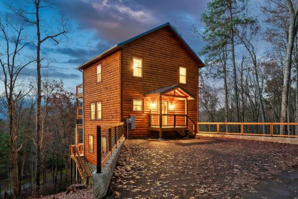 Cabin Retreat With Hot Tub, Pool Table & Arcade - Gatlinburg, TN