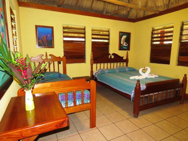 A la foto es mostra l'objecte Crystal Paradise Resort situat a la ciutat de Monkey Fall.