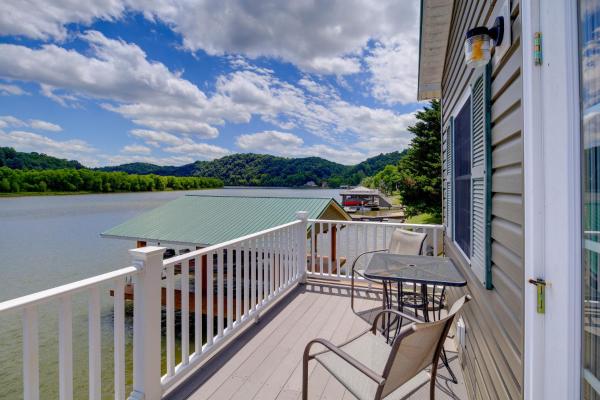 Waterfront Deck W/ Mtn View! Claytor Lake Retreat - New River Trail State Park, Max Meadows