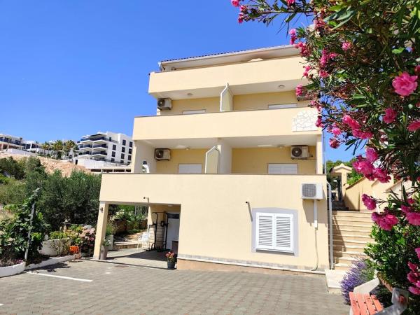 På billedet ses objektet Apartment Jure beliggende i byen Primošten.