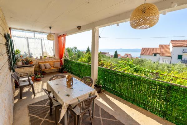 2 Bedroom Apt Val 10 Min Walk From Beach With Sea View - Bol