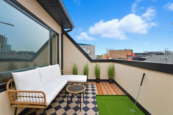 Rare 3br Gem Mini Putt Terrace & Cn Tower Views - Toronto