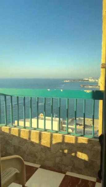 شقة في الدور الاخير تطل علي البحر - Alexandria