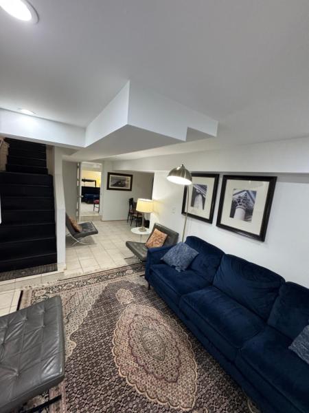 A la foto es mostra l'objecte COMFY Basement Home 2 Bdrm1Den 3Queen Beds situat a la ciutat de Washington.